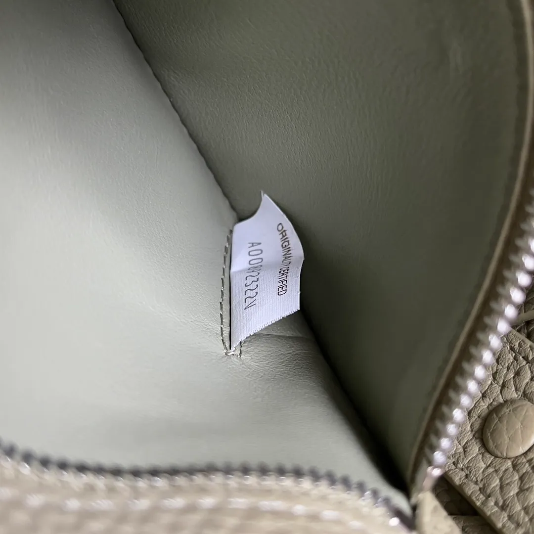 Batch 1860 BOTTEGA VENETA new Diago crossbody bag The diagonally built dynamic silhouette shows unique ingenuity. As a member of the B family's early autumn series, it uses the highest quality calfskin. The entire bag is softer, thicker and heavier, and durable. It is equipped with an adjustable strap. The texture of the 3cm wide leather strap is very similar to the litchi pattern. It is slightly stiffer than the litchi pattern. It is low-key, luxurious and full of connotation. It is refreshing and comfortable to match the upper body. Hu Yitian was also successfully captured by it. Style number: 795637 Size: 22.5*16.5*5.5cm